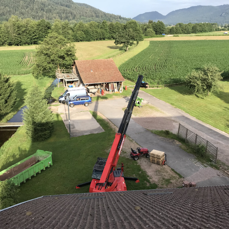 chantier sur le terrain d'un particulier : installation d'un portail pour sécuriser la propriété par LES FERMETURES DE LA MAISON vers Remiremont (88)